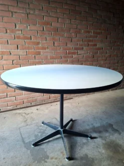 Table Eames 650