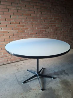 Table Eames 650
