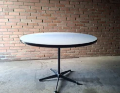 Table Eames 650