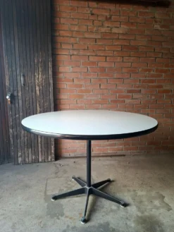Table Eames 650