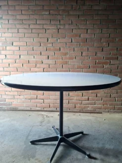 Table Eames 650