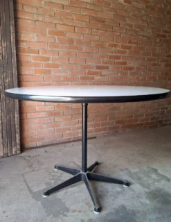 Table Eames 650
