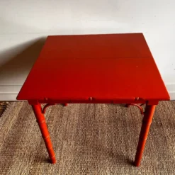 Table en bois imitant le bambou