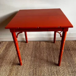 Table en bois imitant le bambou