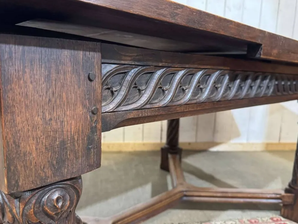 Table en chêne extensible des années 1930 à décor gothique