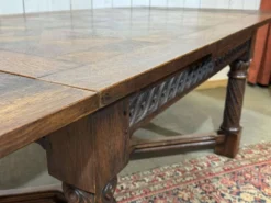 Table en chêne extensible des années 1930 à décor gothique