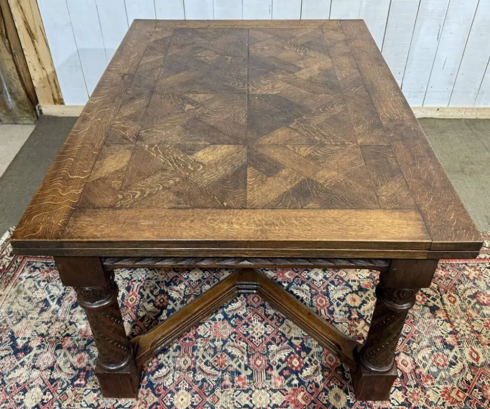 Table en chêne extensible des années 1930 à décor gothique