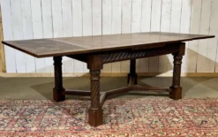 Table en chêne extensible des années 1930 à décor gothique