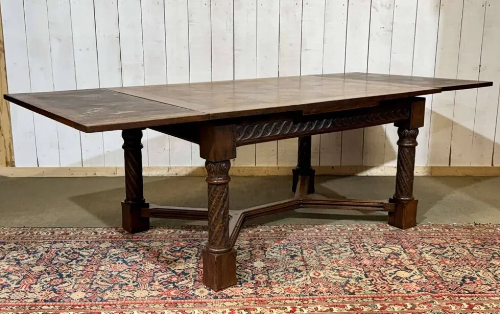 Table en chêne extensible des années 1930 à décor gothique