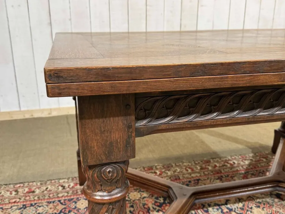 Table en chêne extensible des années 1930 à décor gothique