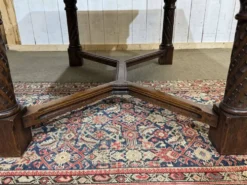 Table en chêne extensible des années 1930 à décor gothique