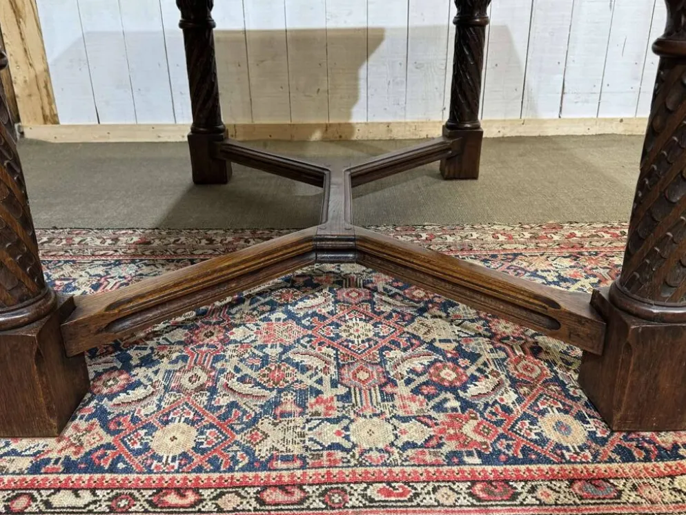 Table en chêne extensible des années 1930 à décor gothique
