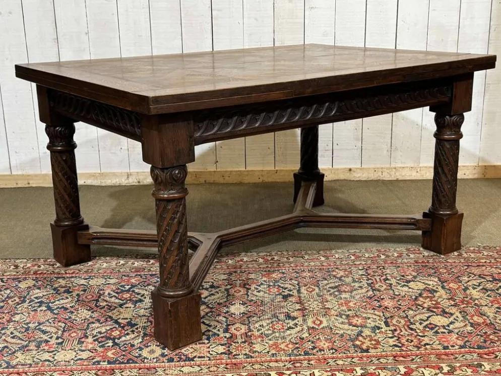 Table en chêne extensible des années 1930 à décor gothique