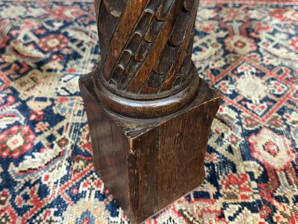 Table en chêne extensible des années 1930 à décor gothique