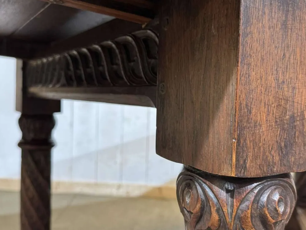 Table en chêne extensible des années 1930 à décor gothique