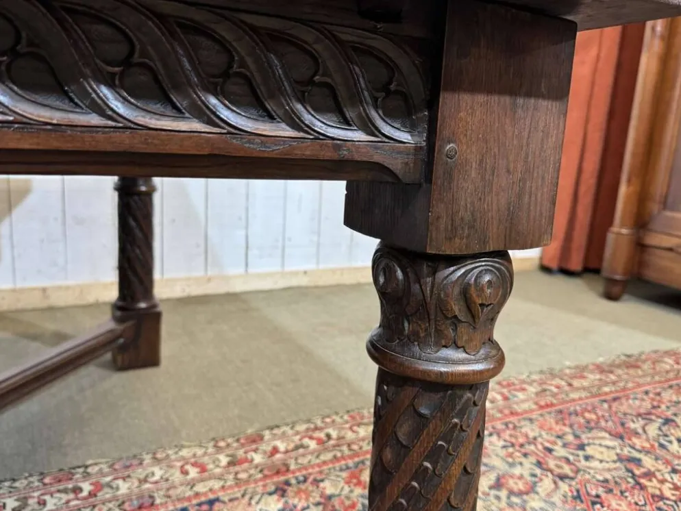 Table en chêne extensible des années 1930 à décor gothique