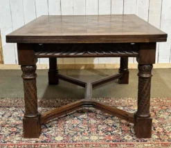Table en chêne extensible des années 1930 à décor gothique