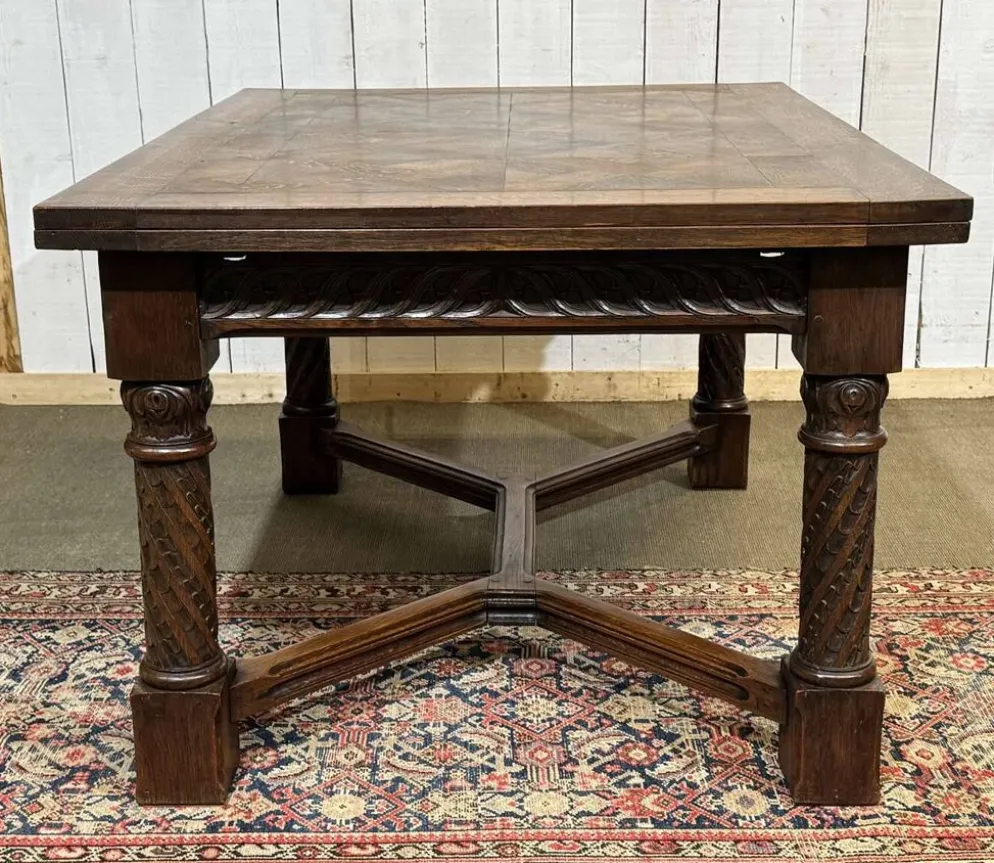 Table en chêne extensible des années 1930 à décor gothique