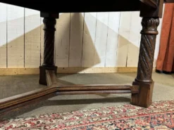 Table en chêne extensible des années 1930 à décor gothique