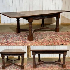 Table en chêne extensible des années 1930 à décor gothique