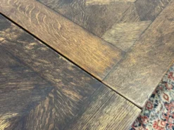 Table en chêne extensible des années 1930 à décor gothique