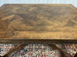 Table en chêne extensible des années 1930 à décor gothique