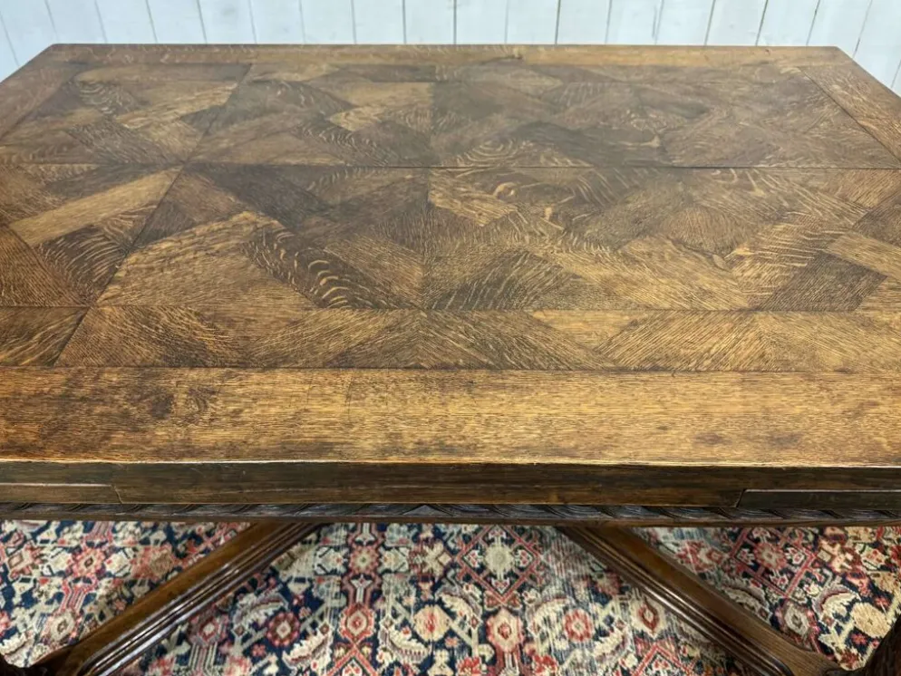 Table en chêne extensible des années 1930 à décor gothique