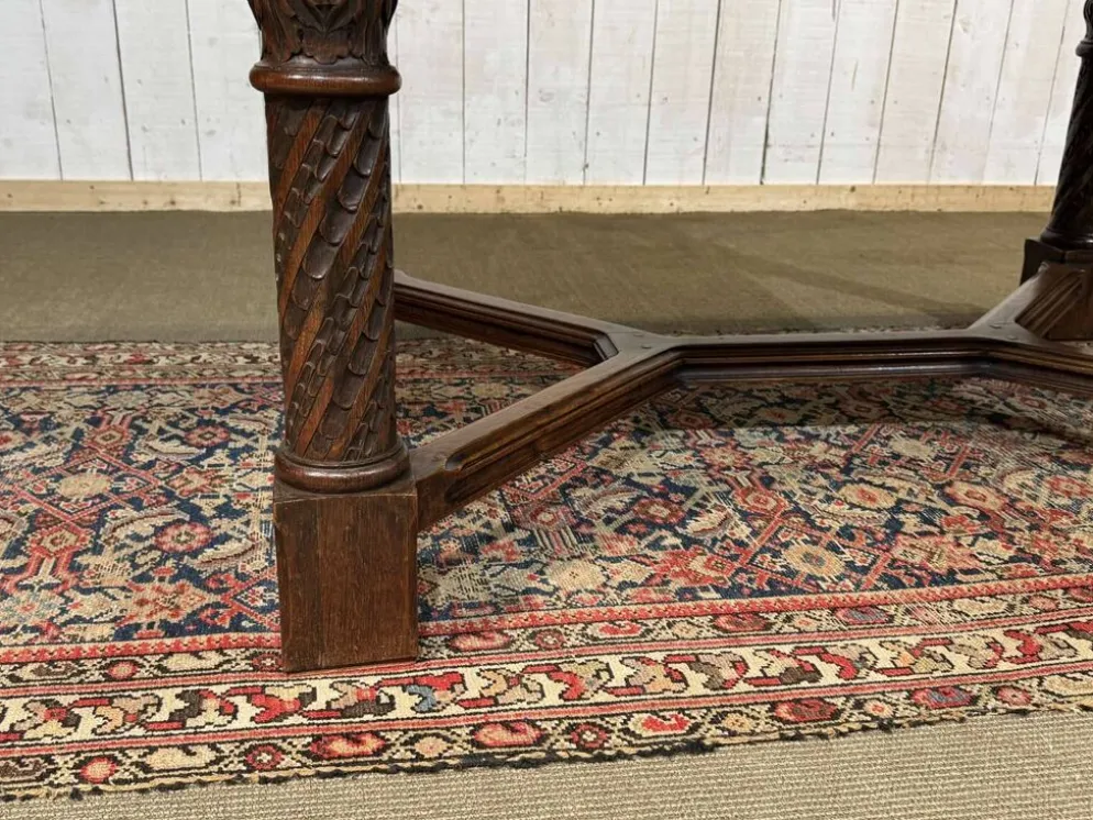 Table en chêne extensible des années 1930 à décor gothique