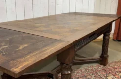 Table en chêne extensible des années 1930 à décor gothique