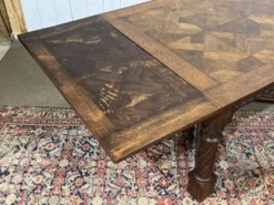 Table en chêne extensible des années 1930 à décor gothique