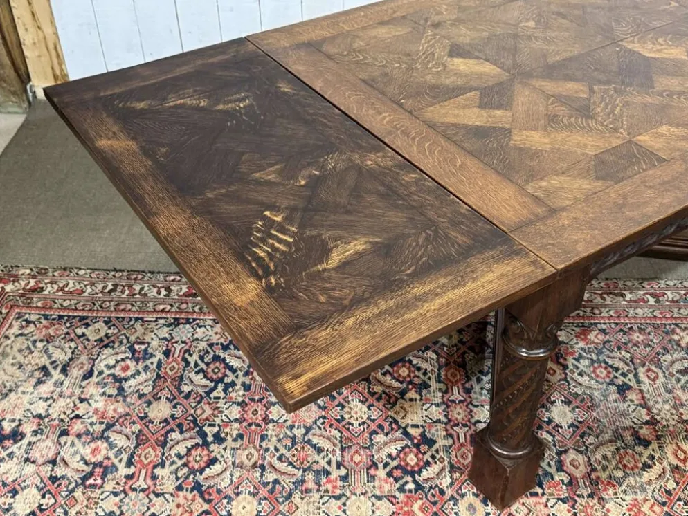 Table en chêne extensible des années 1930 à décor gothique