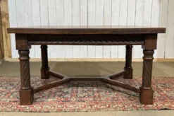Table en chêne extensible des années 1930 à décor gothique
