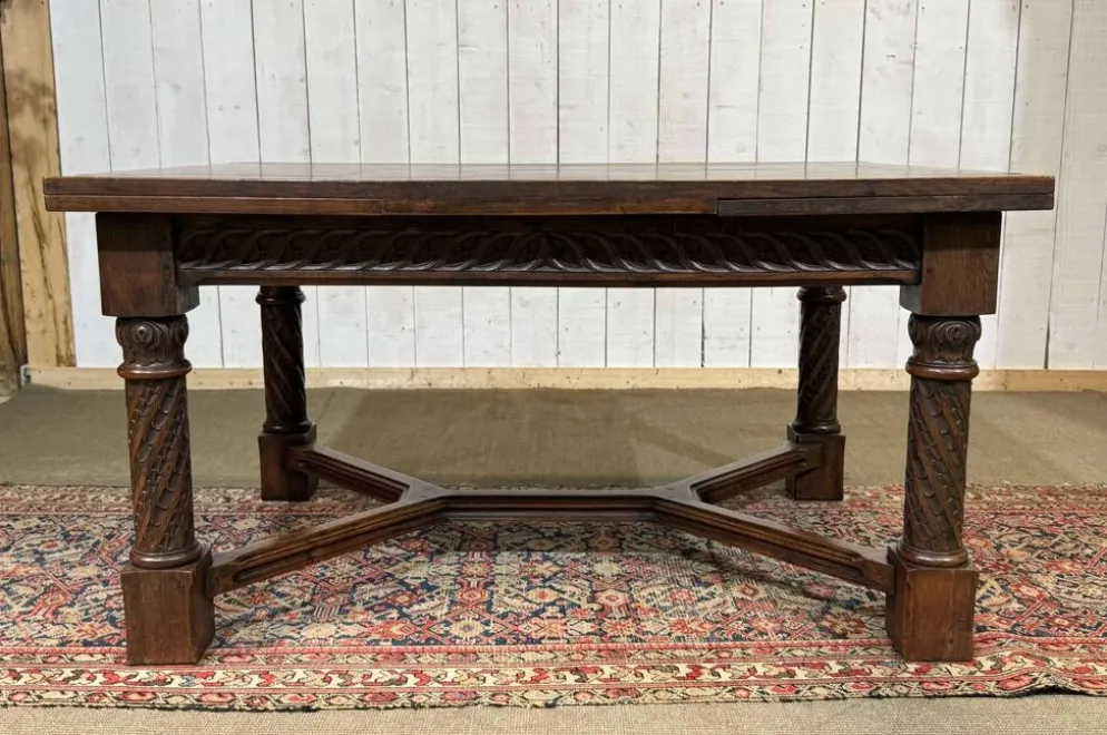 Table en chêne extensible des années 1930 à décor gothique