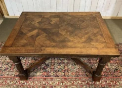 Table en chêne extensible des années 1930 à décor gothique