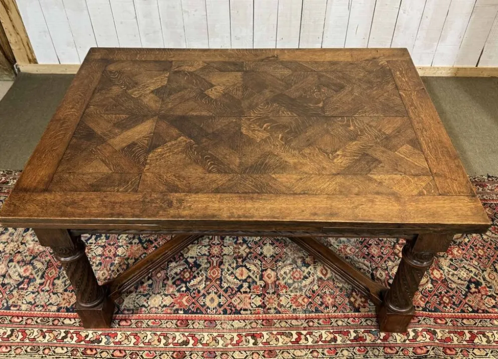 Table en chêne extensible des années 1930 à décor gothique