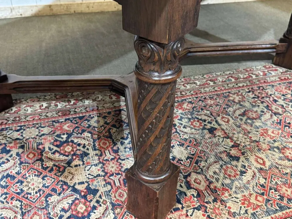 Table en chêne extensible des années 1930 à décor gothique