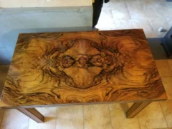 Table en frise de ronce de noyer