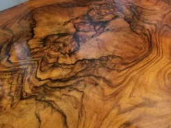 Table en frise de ronce de noyer
