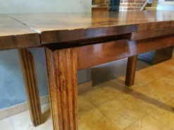 Table en frise de ronce de noyer