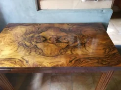 Table en frise de ronce de noyer