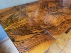 Table en frise de ronce de noyer
