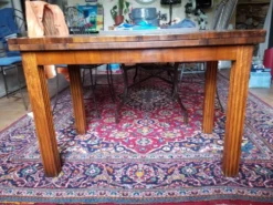 Table en frise de ronce de noyer