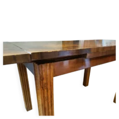Table en frise de ronce de noyer