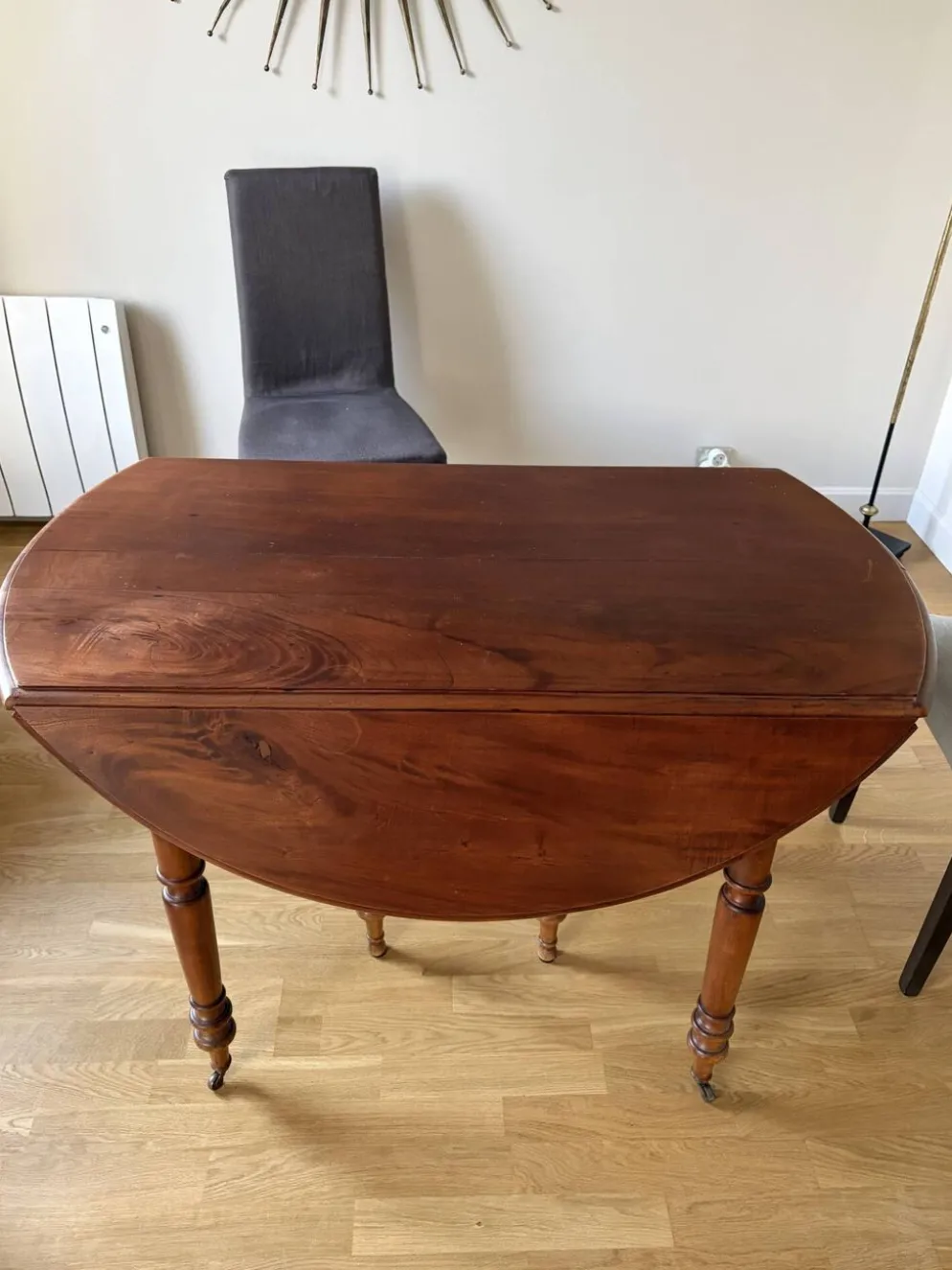 Table en noyer avec 6 pieds et 2 allonges