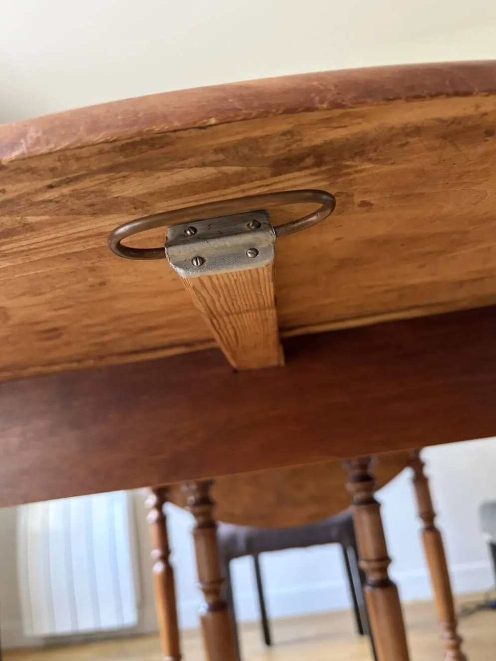 Table en noyer avec 6 pieds et 2 allonges