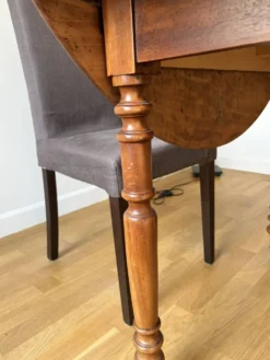 Table en noyer avec 6 pieds et 2 allonges