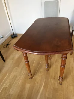 Table en noyer avec 6 pieds et 2 allonges