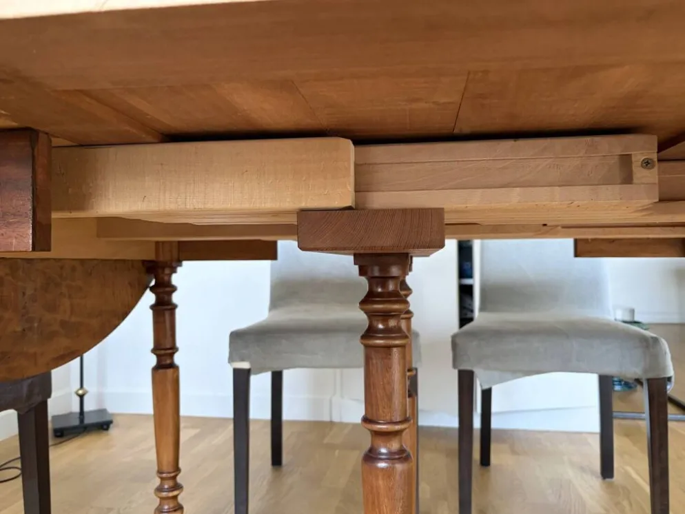 Table en noyer avec 6 pieds et 2 allonges