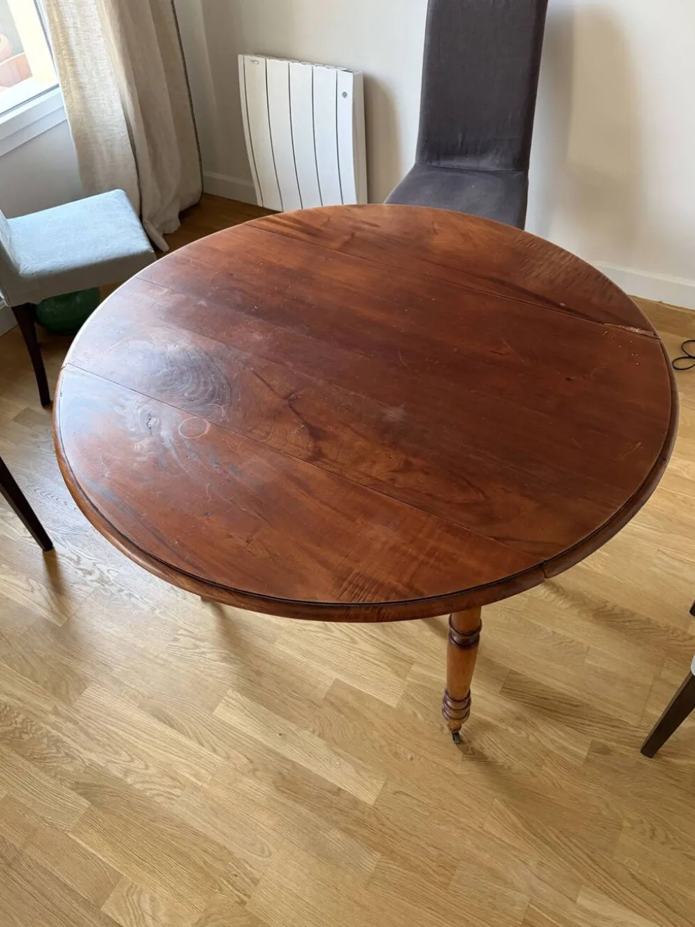 Table en noyer avec 6 pieds et 2 allonges
