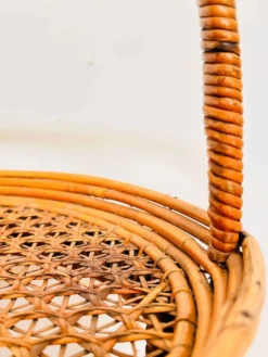 Table 1900 en osier ornée d’une anse